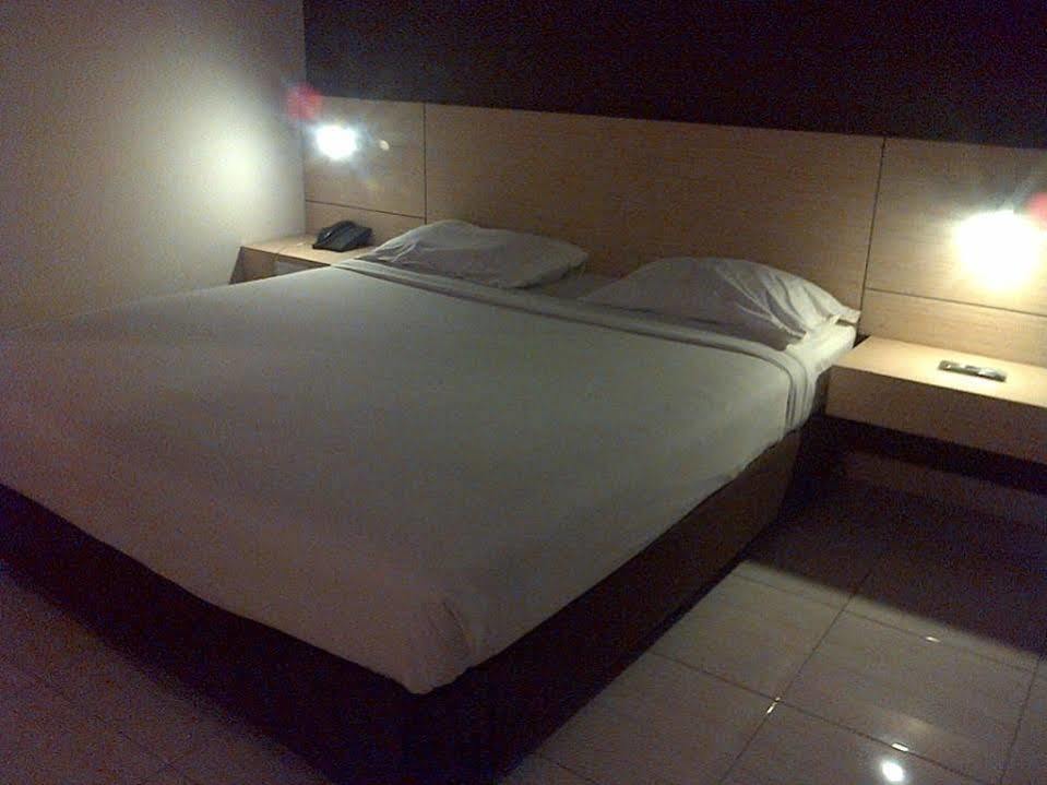 Hotel Lucky Inn Manado Exterior foto